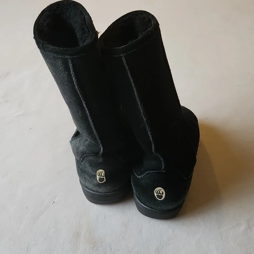 BearPaw Black W7 boots